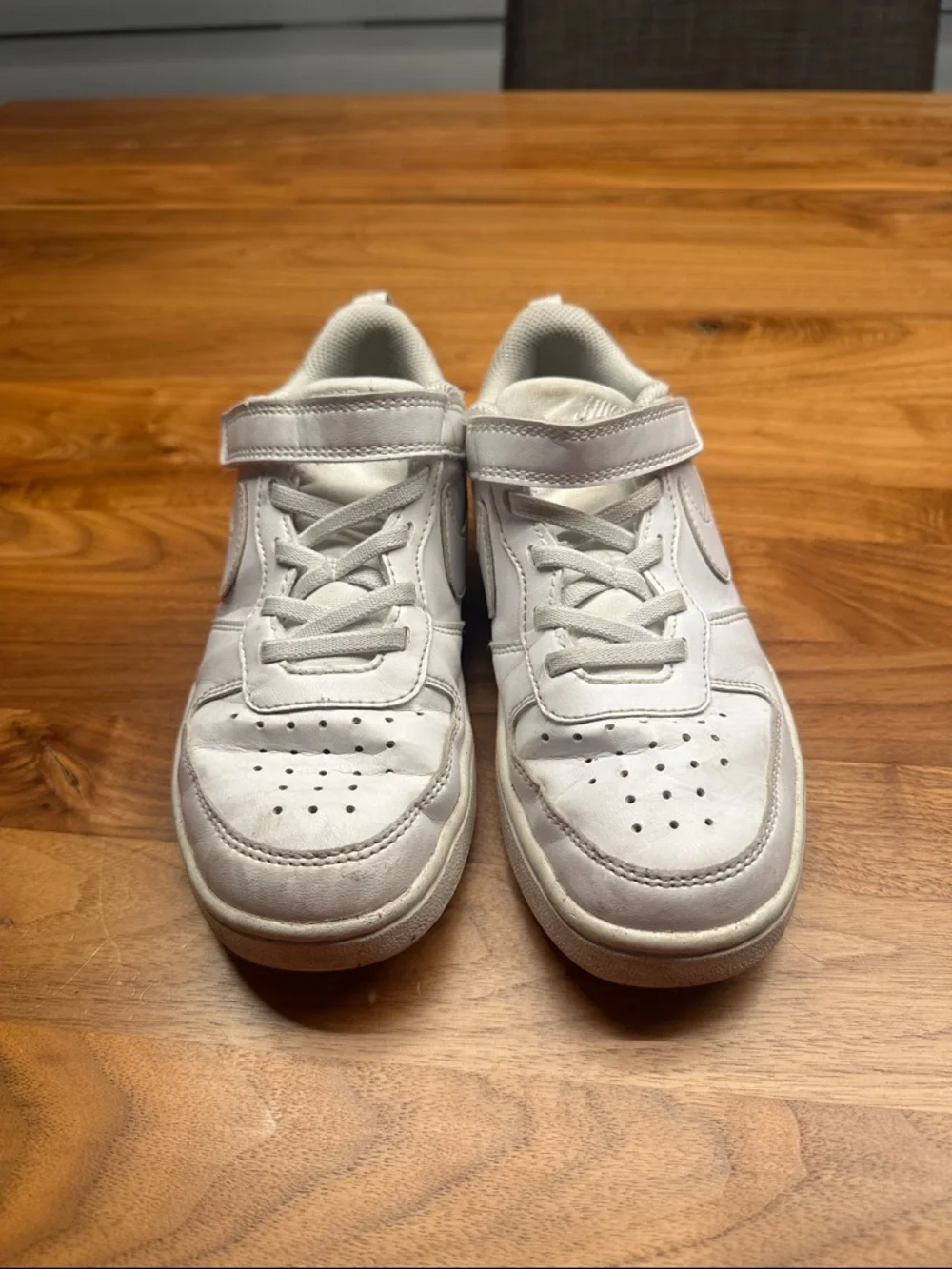 Nike Kids White Low-Top Sneakers with Hook-and-Loop Strap - Picture 2 of 4